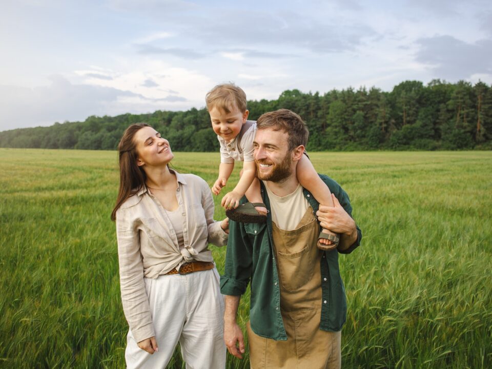 rodzina sredniej klasy mieszkajaca na wsi